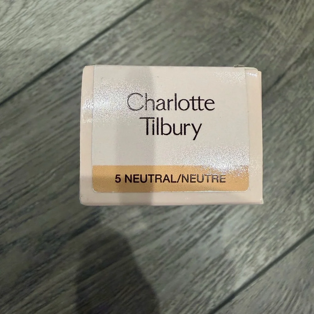 Charlotte Tilbury Airbrush Flawless Foundation - 5 Neutral